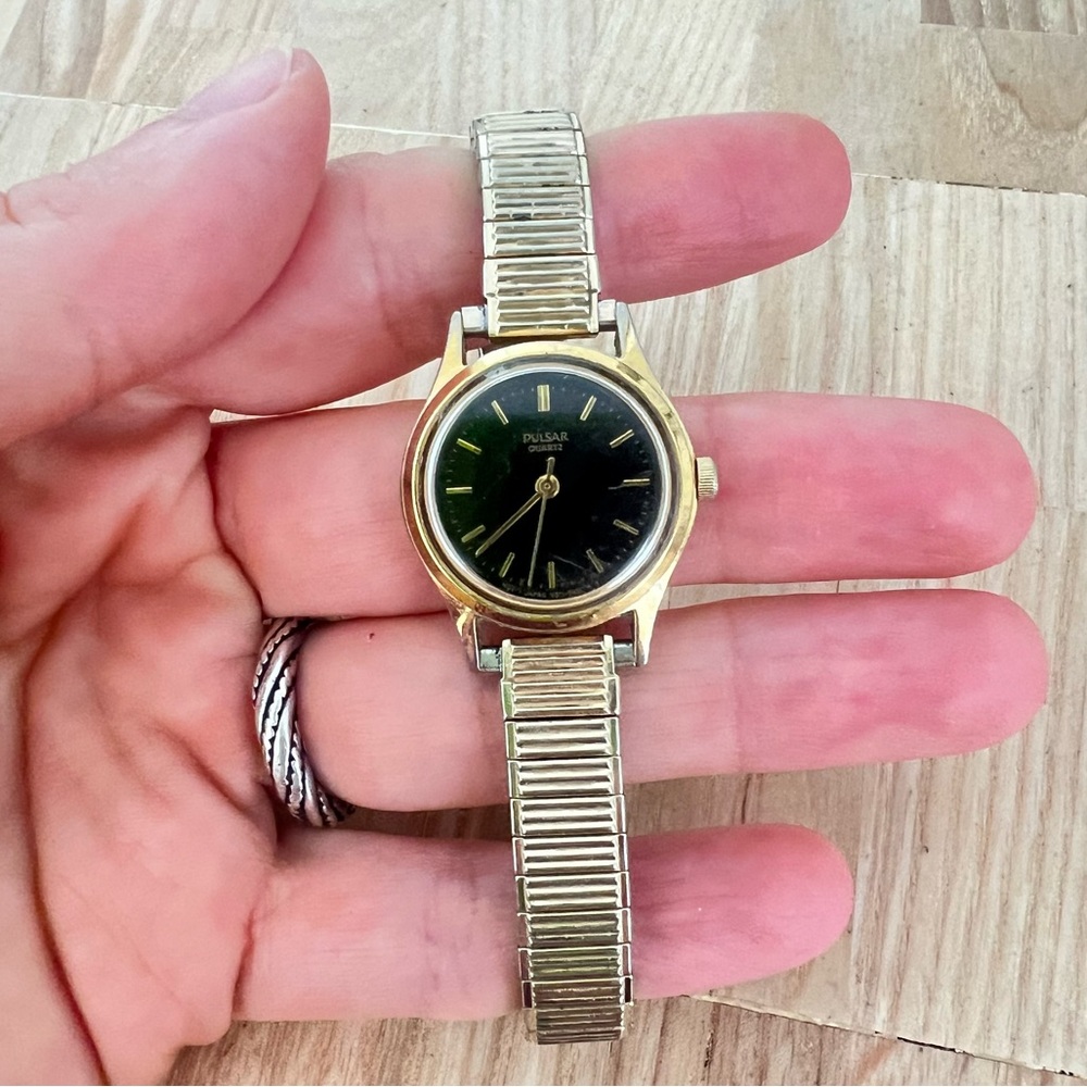 Vintage pulsar ladies round black dial gold tone dress watch NEW BATTERY